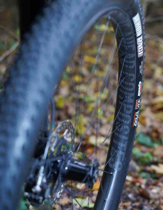 Felgen mit 30 Millimeter Innenweite gehören an hochwertigen Mountainbikes inzwischen zur Grundausstattung. Die Bike Ahead Three Zero sind dazu noch richtig schön leicht.