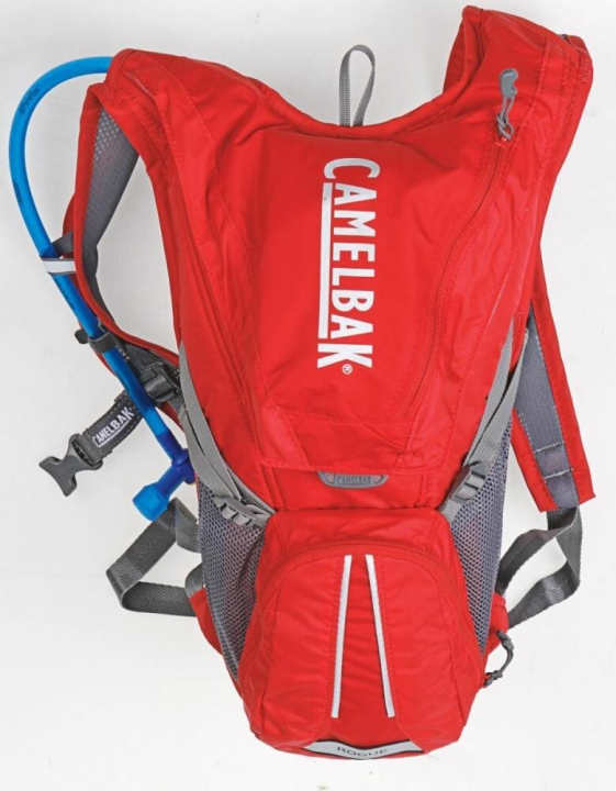 The minimalist Camelbak Rogue offers a hydration bladder that can be filled from the outside and space for the most necessary accessories.