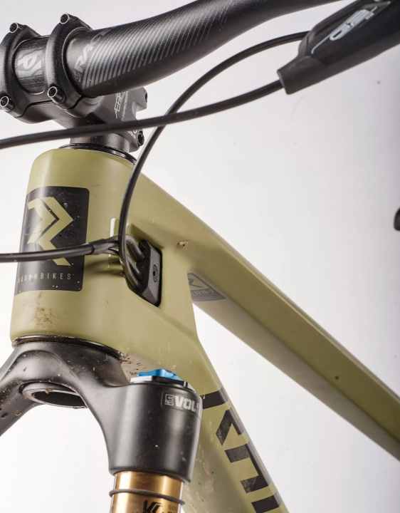 Schicker Carbon-Rahmen, saubere Zugverlegung und Fox-Factory-Fahrwerk mit Kashima-Beschichtung. In Sachen Preis-Leistung macht dem Versender Radon keiner was vor. Eine Gewichtskur würde dem Bike auf welligen Trails noch mehr Vortrieb verschaffen.