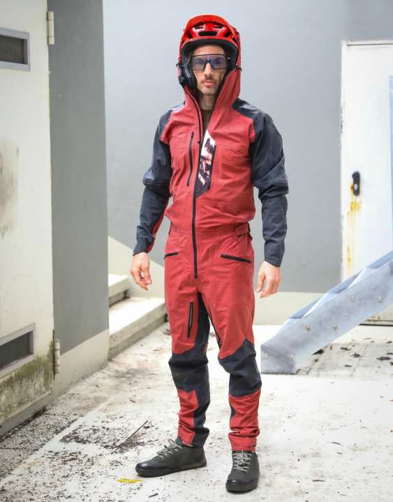 The size M fit well on a 1.78 metre body, but there was a lack of freedom of movement in the lumbar area when pedalling.