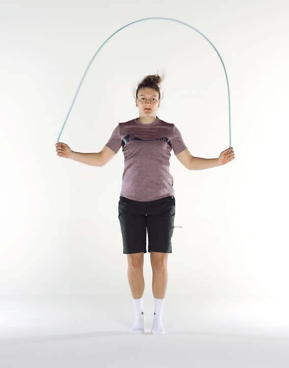 Exercise 2: the small, fast rope jumps challenge the whole body and also train the ability to react.