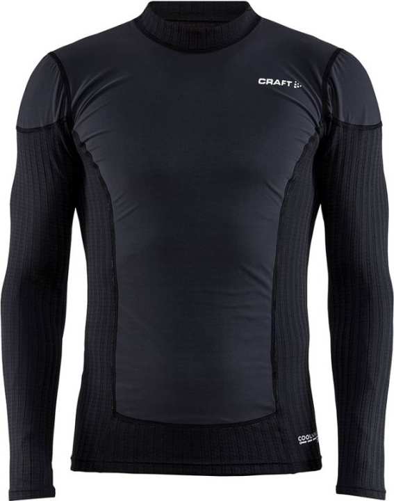 Protects against the cold wind at the front and wicks away sweat at the back: the Windstopper base layer from Craft.