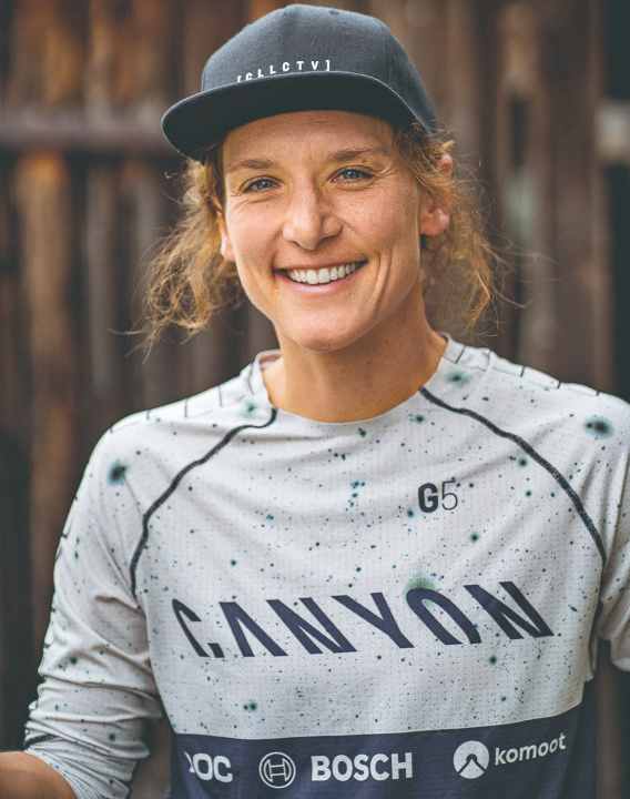 Enduro-Racerin und Gravelbike-Fan Ines Thoma. Die Allgäuerin hat ein<a href="https://shop.delius-klasing.de/allgaeu-gravel-p-2002014/"  rel="noopener noreferrer"> Buch </a>über Gravelbikes & Touren im Allgäu geschrieben.