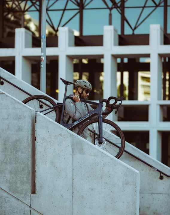 From a weight of 13.5 kilos, the Advanced Gravelbike is light enough to carry around town.