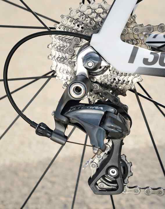   Mit jetzt elf Ritzeln am Hinterrad nimmt die Ultegra den Kampf gegen SRAM Force und Campagnolo Athena auf.