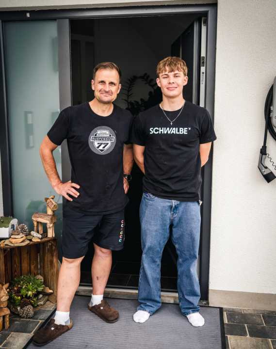 Marcus und Levin Klausmann zu Hause in Mahlberg, nahe des Europaparks in Rust.