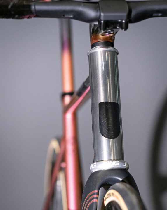 The already black carbon handlebars were specially painted black again and now match the colour of the stem.
