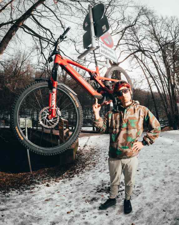 Naja, ganz so leicht ist es auch wieder nicht. 19,2 Kilo ohne Pedale können sich aber durchaus sehen lassen. Dauertest-Pilot Laurin und sein Propain Sresh SL.