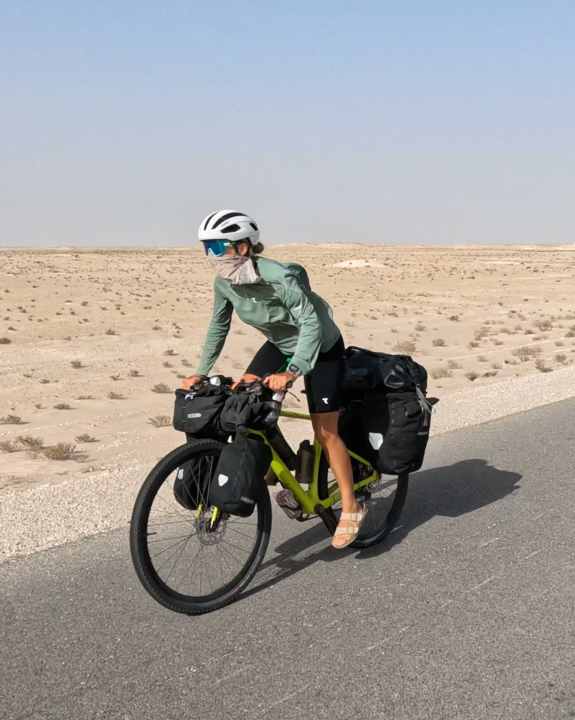 Ein Tuch vor Mund und Nase schützt die Atemwege vor Sand und Staub.
