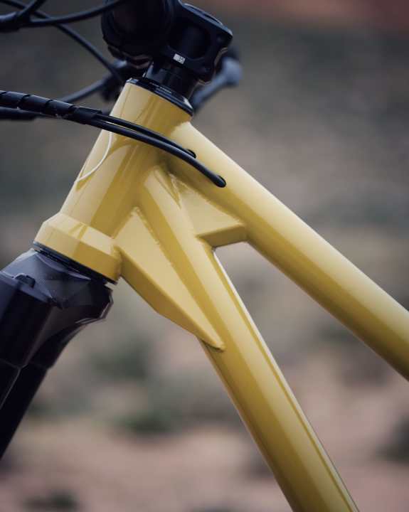 Steel is real: The Zoceli Vysoko relies on discreet gussets and an integrated cable guide - not a matter of course on a full suspension bike made of steel.