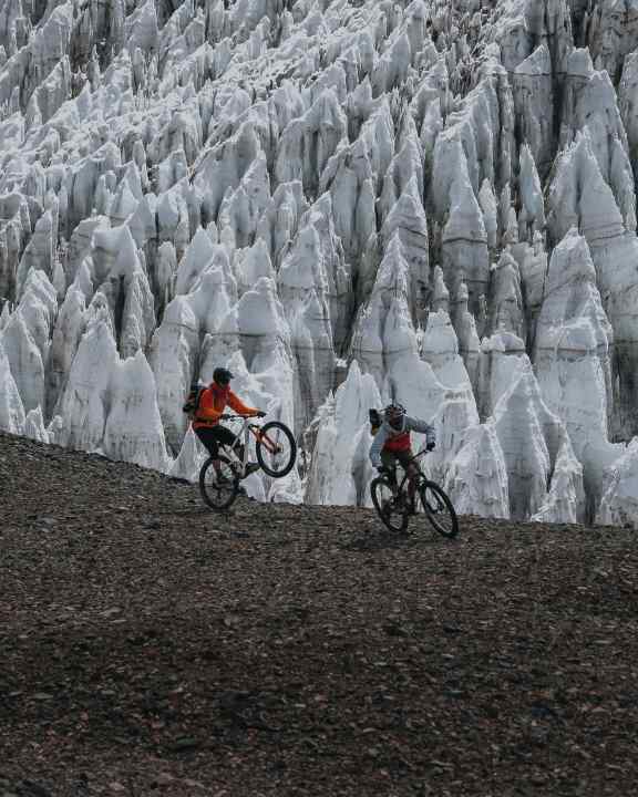 Szenen für die Ewigkeit: Downhill vor Eisfeld in den Anden.