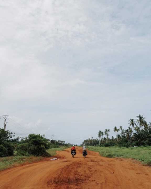 Mais encore une fois ensemble : En traversant le Nigeria, le Cameroun et le Congo, Wiebke se retrouve à nouveau avec Julien.