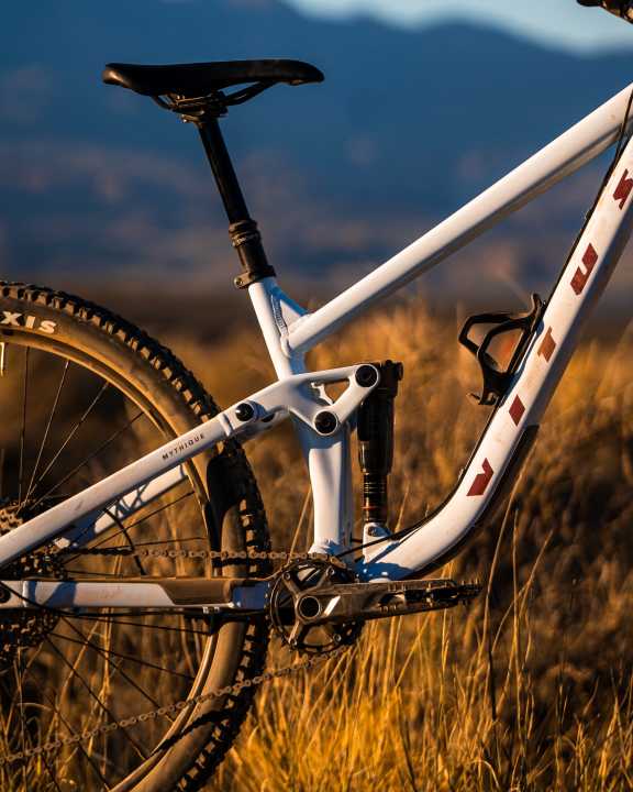 Depending on the frame size, the Vario support offers different amounts of travel (220 to 275 mm) and can be lowered completely.