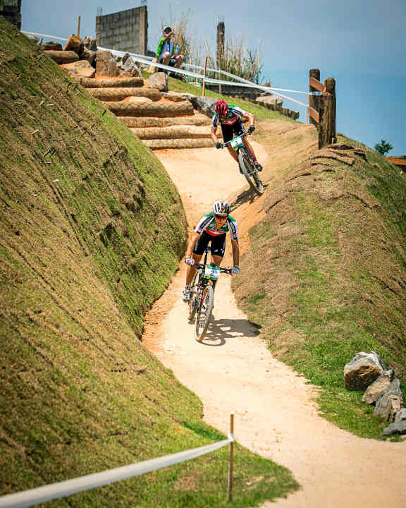   Die letzten <a href="https://www.bike-magazin.de/tag/olympia-mtb-rio" target="_blank" rel="noopener noreferrer nofollow">Olympischen Spiele in Rio 2016</a>  hatten ein ähnliches Strecken-Design wie die Spiele in London. Allerdings wurden die Schlüsselstellen noch extremer. Die Defekte und Sturzgefahr stiegen und wurden auch <a href="https://www.bike-magazin.de/mtb_news/events_rennen/rio-2016-das-rennen-von-peter-sagan" target="_blank" rel="noopener noreferrer nofollow">Peter Sagan zum Verhängnis.</a>  Nino Schurter gewann allerdings nicht nur dank seiner technischen Exzellenz, sondern auch wegen eindeutiger körperlicher Überlegenheit.   