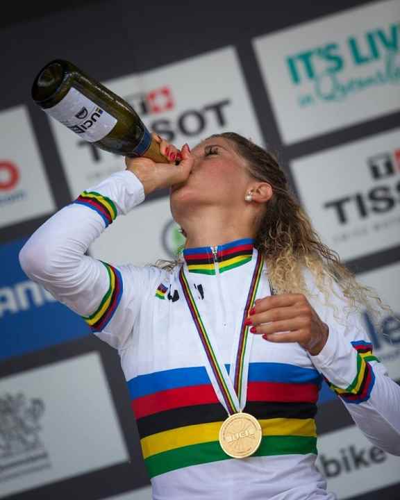   Jolanda Neff feiert ihren WM-Triumph 2017 im australischen Cairns. Am Samstag, den 10. Oktober 2020, finden die WM-Rennen in der XCO-Elite statt.
