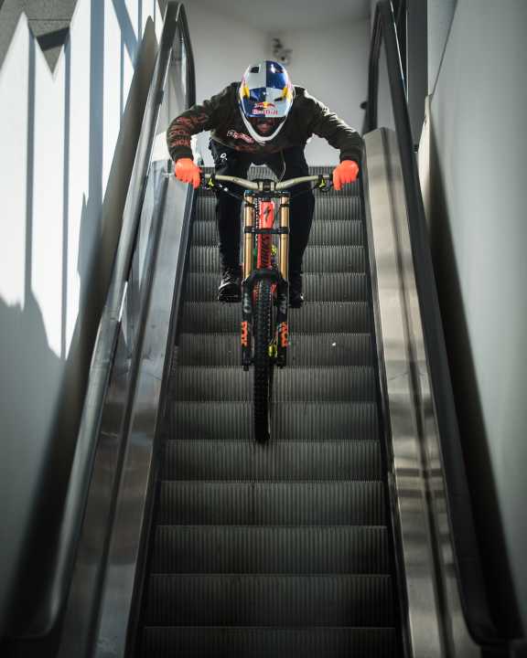   Warmfahren auf der Rolltreppe an der Talstation des Lifts.