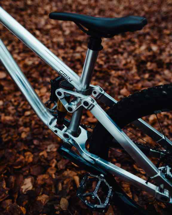 The short seat tube allows Vario seatposts with a really long stroke.