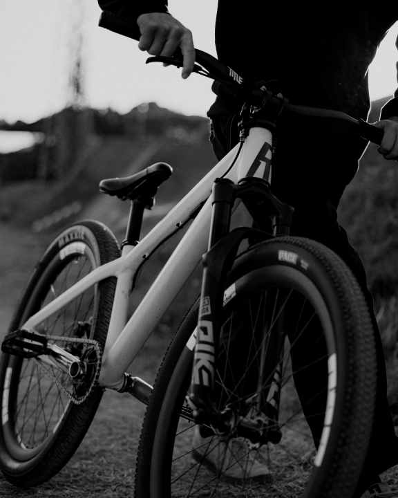 An technisch reduzierten Dirtbikes fällt ein schickes Design besonders ins Auge. Das Rose Bruce kommt in optimiertem Gewandt.