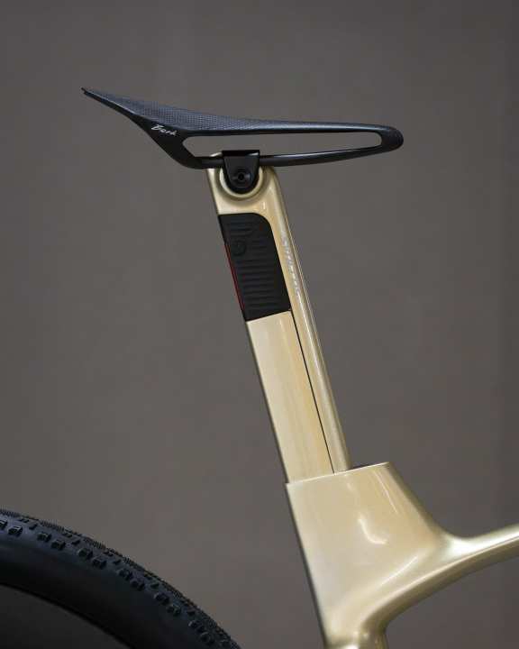 La tige de selle Syncros Duncan SL Aero CFT a été développée pour le Foil RC. Sa forme en D est censée améliorer l'aérodynamisme, même si l'effet reste discutable avec des pneus de VTT de 2,25 pouces de large.