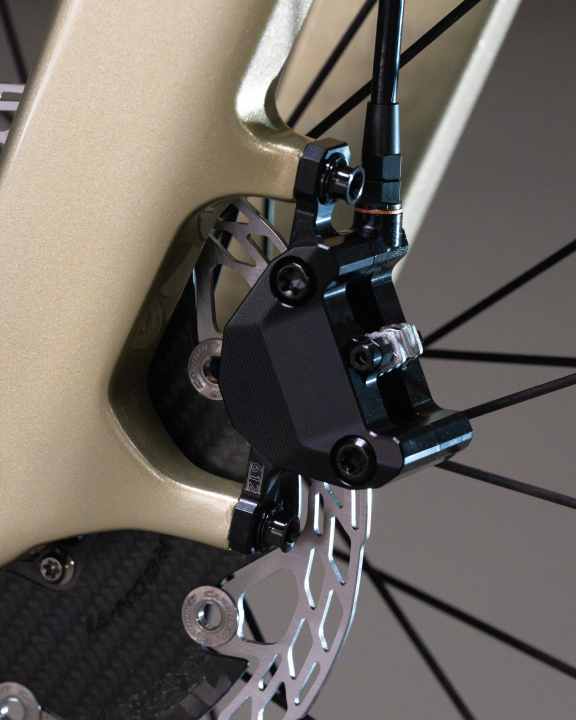 Die Carbon-Ti X-Rotor Aero-Scheiben setzen auf einen Carbon-Träger, der die Masse ins Bremsring-Zentrum verlagert – leichter als Stahl oder Alu, aber mit optimaler Wärmeableitung. Ergebnis: maximale Bremsleistung, reduziertes Gewicht – und ein richtig schickes Detail am Bike. RED E1 mit 612 Parts Bremssätteln.