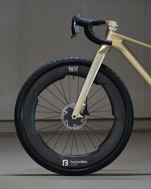 The prototype rims come from Faction Bike Studio and LX Lab from Canada. The prototype rims are not intended for series production, so weight was not the top priority. Accordingly, they are heavy. This is compensated for by the lightweight Alpina Hyperlite Aero spokes in combination with the Extralite HyperSmart 3 hubs - which are among the lightest in the world.