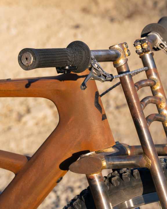 Fine weld seams and aero finishes on the pipes. And real rust everywhere.