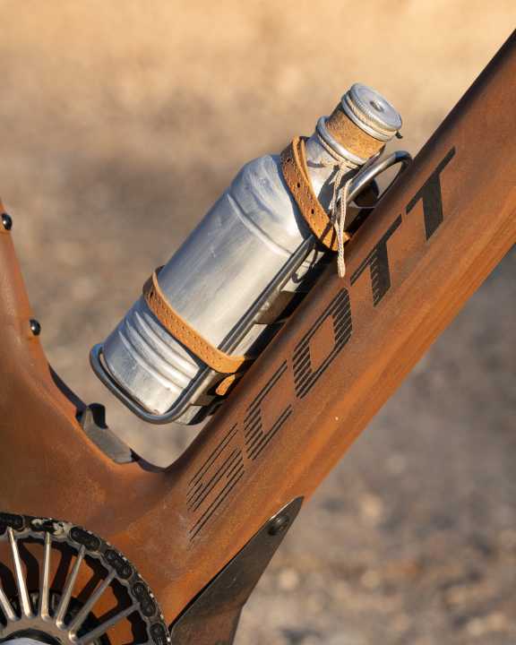 Rust on the Scott carbon frame. This is made possible by a special paint with iron powder.