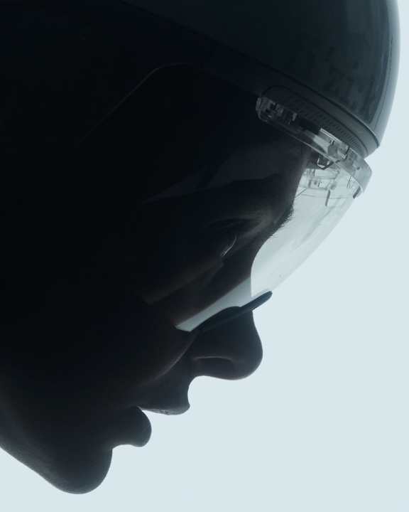 Le verre est monté magnétiquement sur le casque. Et même avec des lunettes de soleil normales, l'effet aérodynamique du casque persiste - dit Fizik.