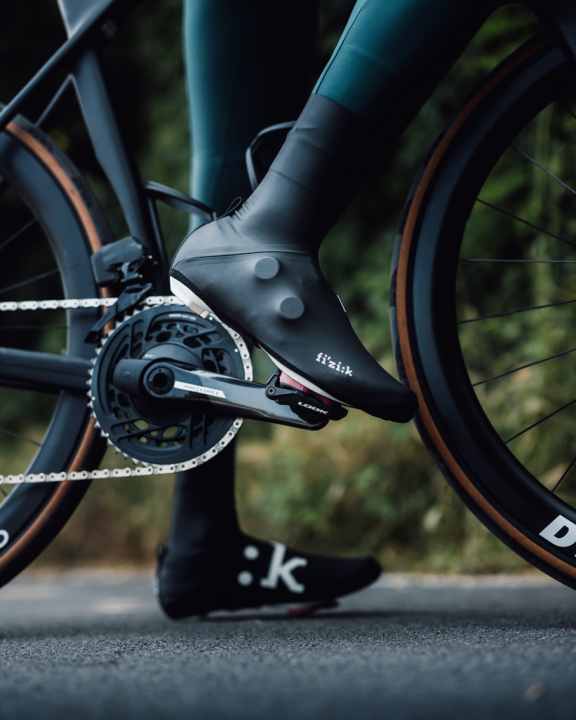 The stretchy material is designed to ensure a particularly snug fit so that the overshoe does not interfere with pedalling
