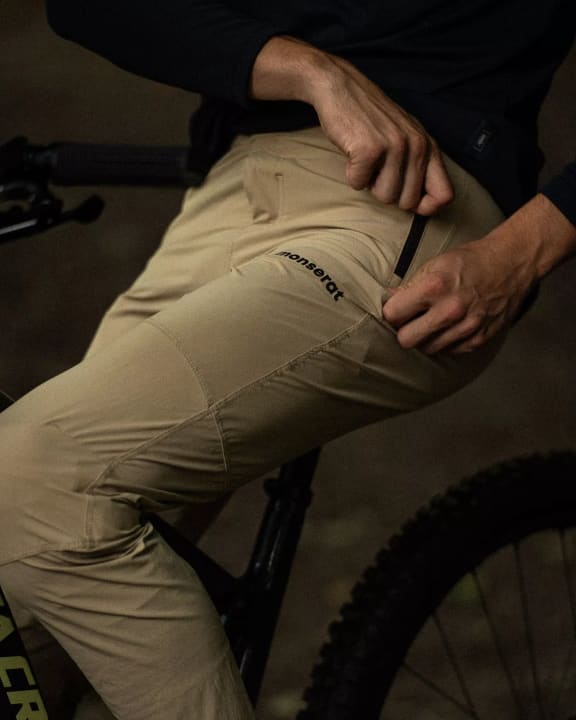 The knee area is generously designed so that knee pads can also be worn comfortably.