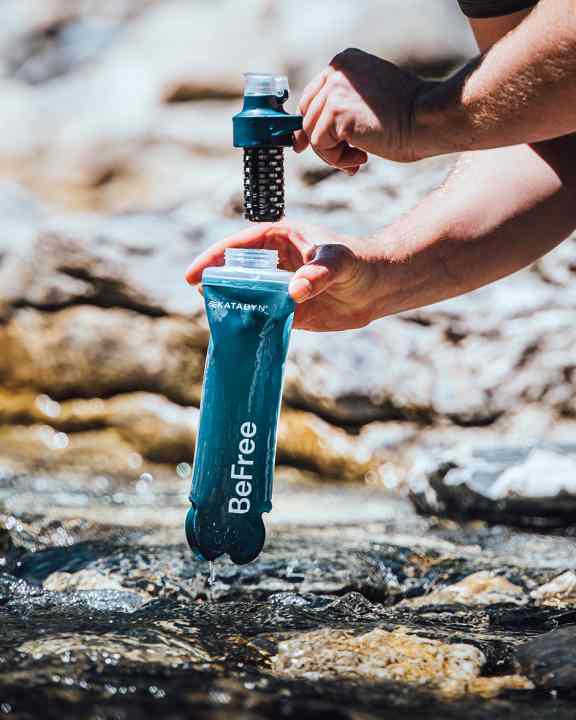 So einfach gibt es frisches Wasser, egal ob aus Fluss, See oder einem Wasserhahn, bei dem man nicht genau weiß, was herauskommt.
