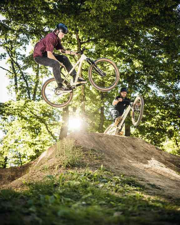 Short and manoeuvrable or long and smooth-running - dirt jumpers have the choice between two sizes