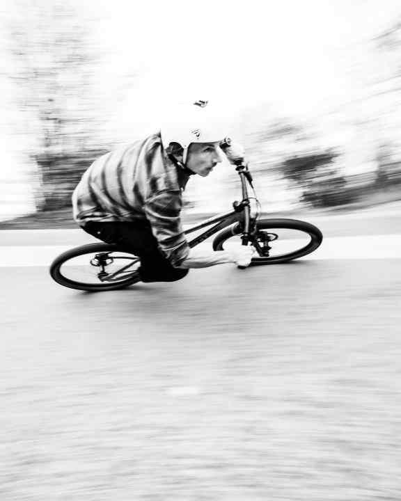 FREERIDE-Redakteur Laurin Lehner fetzt im Geschwindigkeitsrausch durch den Pumptrack-Anlieger.