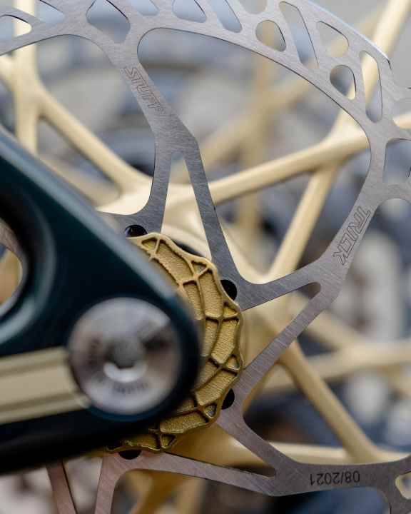 Tannengrün mit goldenen Details - der Lockring ist aus dem 3D-Drucker von Sturdy Cycles.