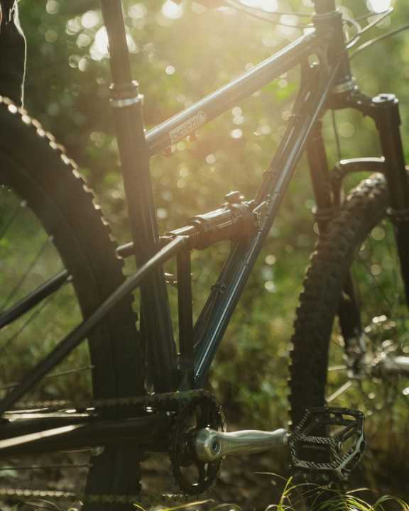 The rear frame triangle is positioned above the bottom bracket and thus decouples the chain from the damping.