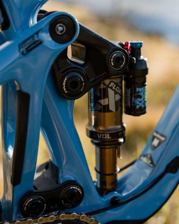 Der DW-Hinterbau des neuen Pivot Switchblade kommt mit einer weiterentwickelten Kinematik. Der Dämpfer steht weiterhin aufrecht im Carbonrahmen.