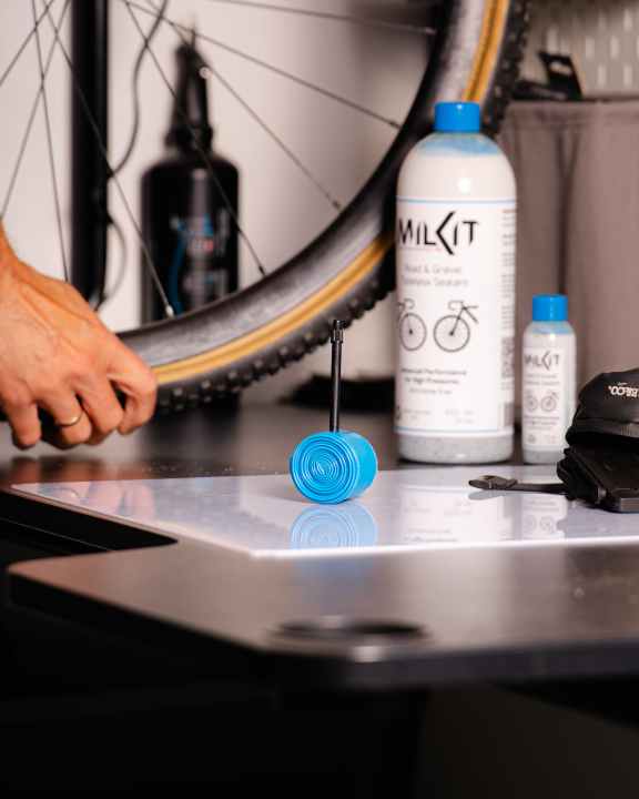 Les chambres à air doivent avant tout servir de solution de secours lorsque le lait Tubeless ne peut plus colmater une crevaison trop importante.