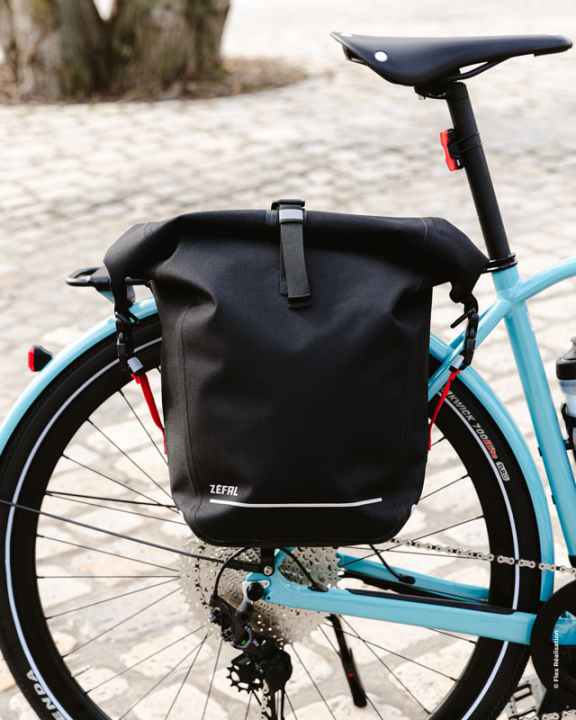 Looks tidy and also keeps things organised with an inside pocket.