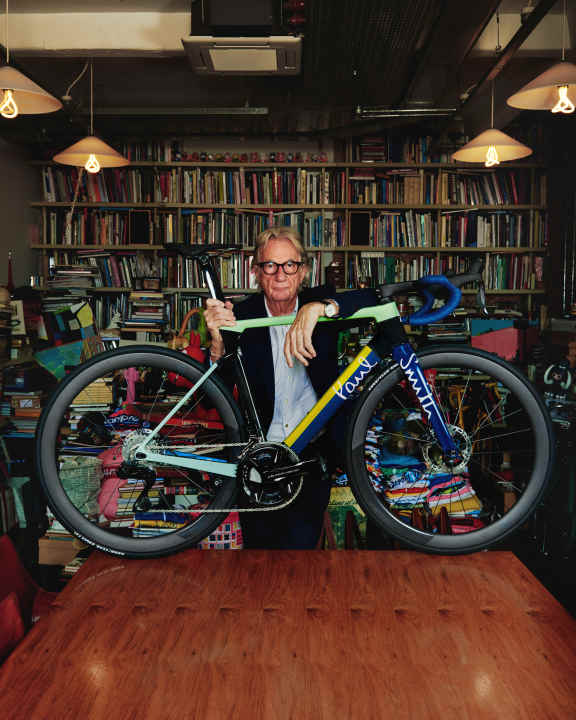 Modedesigner Paul Smith mit “seiner” Sonderedition. Seine Leidenschaft für Radsport hat ihn dazu bewegt, ein Rennrad zu individualisieren.