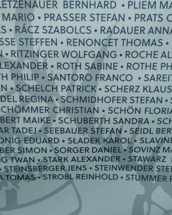 Die Namen aller registrierten sind auf einem großen Plakat zu finden.