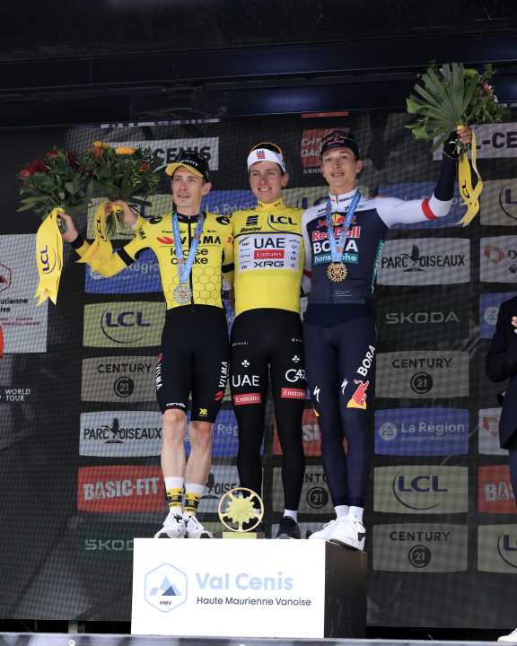 Arm in Arm mit den Stars des Radsports: Lipowitz (rechts) auf dem Podium der Dauphiné neben Sieger Tadej Pogacar und dem Zweitplatzierten Jonas Vingegaard (ganz links) / Foto: Getty Images / Stefano Cavasino