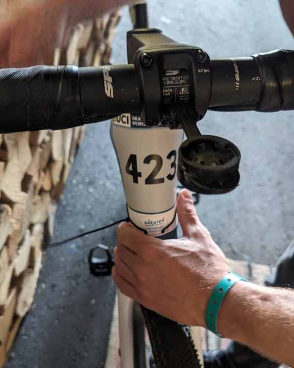 Mit Kabelbindern wird die Startnummer vorn ans Rad montiert.