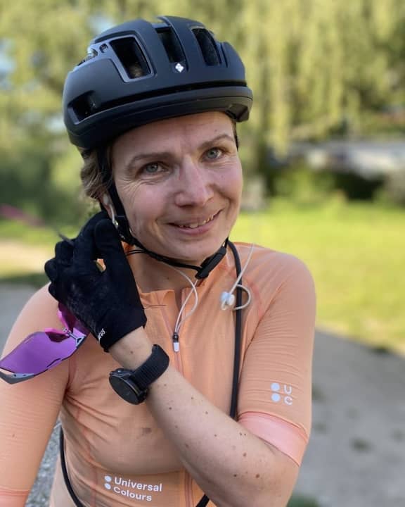 Sandra with long-fingered gloves