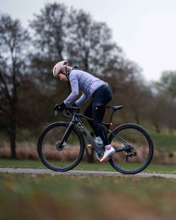 We tried out the Castelli on autumn laps around the house, even in drizzle from above and splashing water from below.