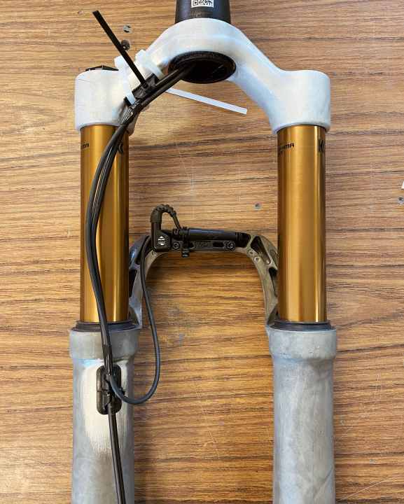   Dangerholm was not satisfied with the standard solution. That's why the front sensor of the Fox Live Valve on the Hyper Spark is located on the brake calliper instead of the triple clamp.