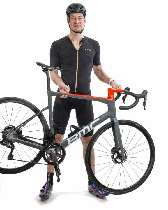 Das Rennrad sollte stundenlanges Klettern unterstützen und die Sitzposition sollte nicht die sportlichste sein