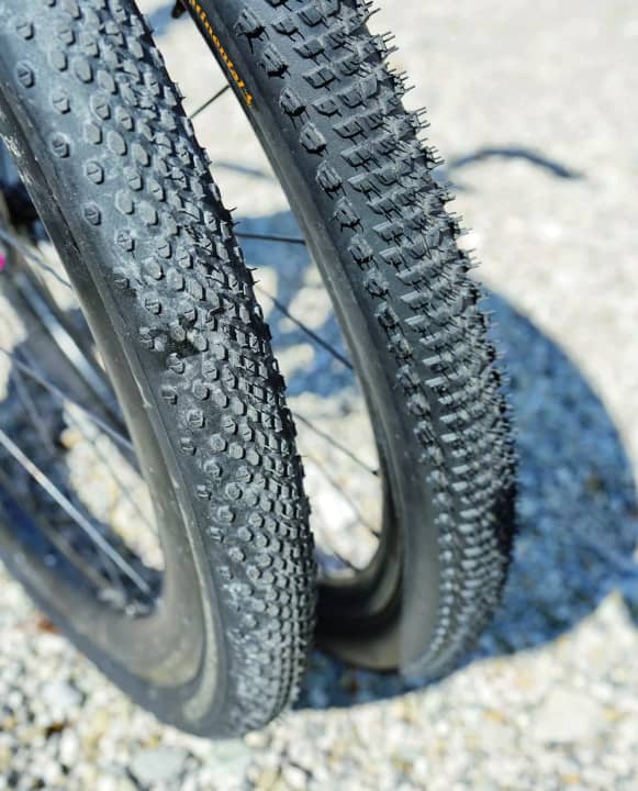 Fast runner (Conti Terra Speed, left) or all-rounder (Conti Terra Adventure)? That depends on the intended use. Less tread means more speed and a better feel on the road