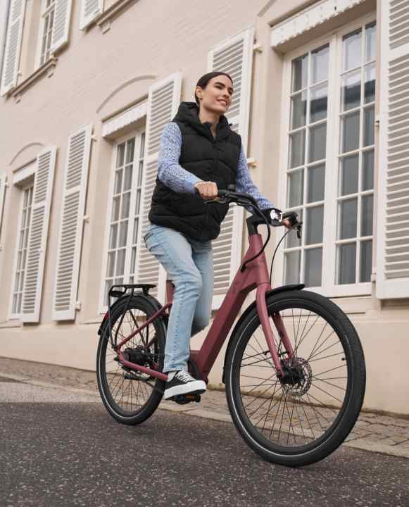 Crivit Y.3 Urban E-Bike bietet mit seinem Tiefeinstieg mehr Komfort und Sicherheit.