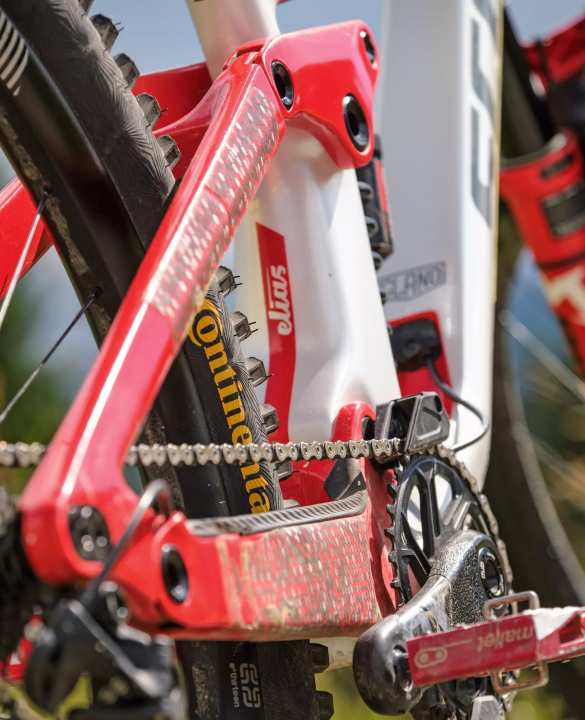 "I usually ride the chainstays in the short setting (435 mm). That creates a lot of play. The Conti Kaiser tyres are still fitted here, but I now roll on the new Continental Kryptotal tyres, front and rear." 