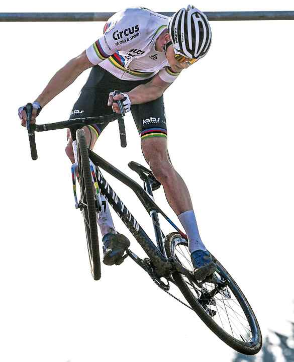 Expressif : Mathieu van der Poel veille à de bonnes notes posturales en cyclo-cross | en